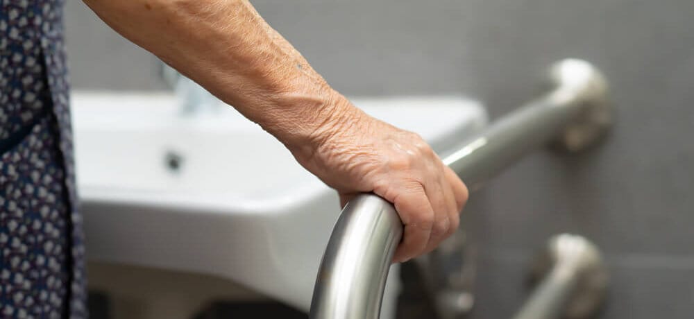 Como adaptar banheiro para idoso: 8 dicas de acessibilidade