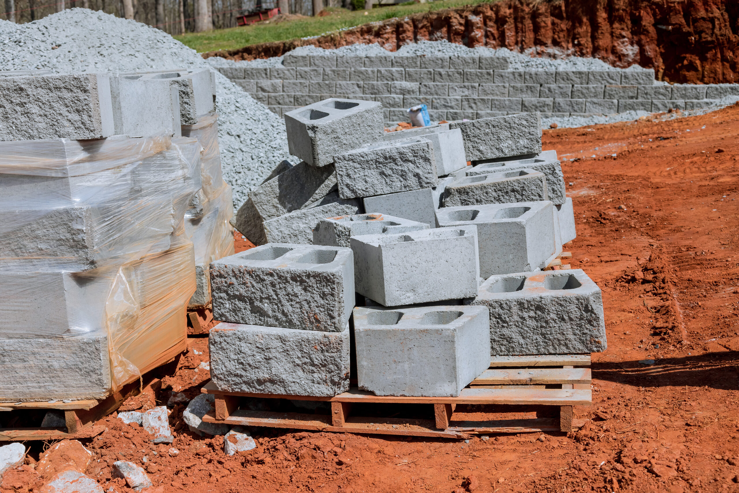 Blocos de concreto armazenados em canteiro de obra