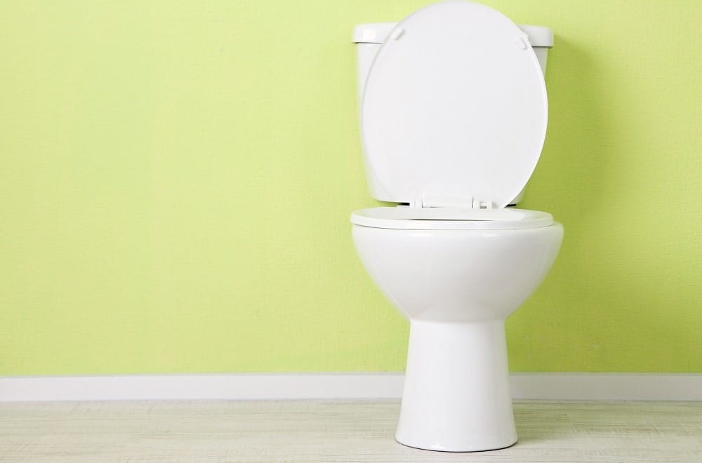 Vaso sanitário branco com fundo verde neon