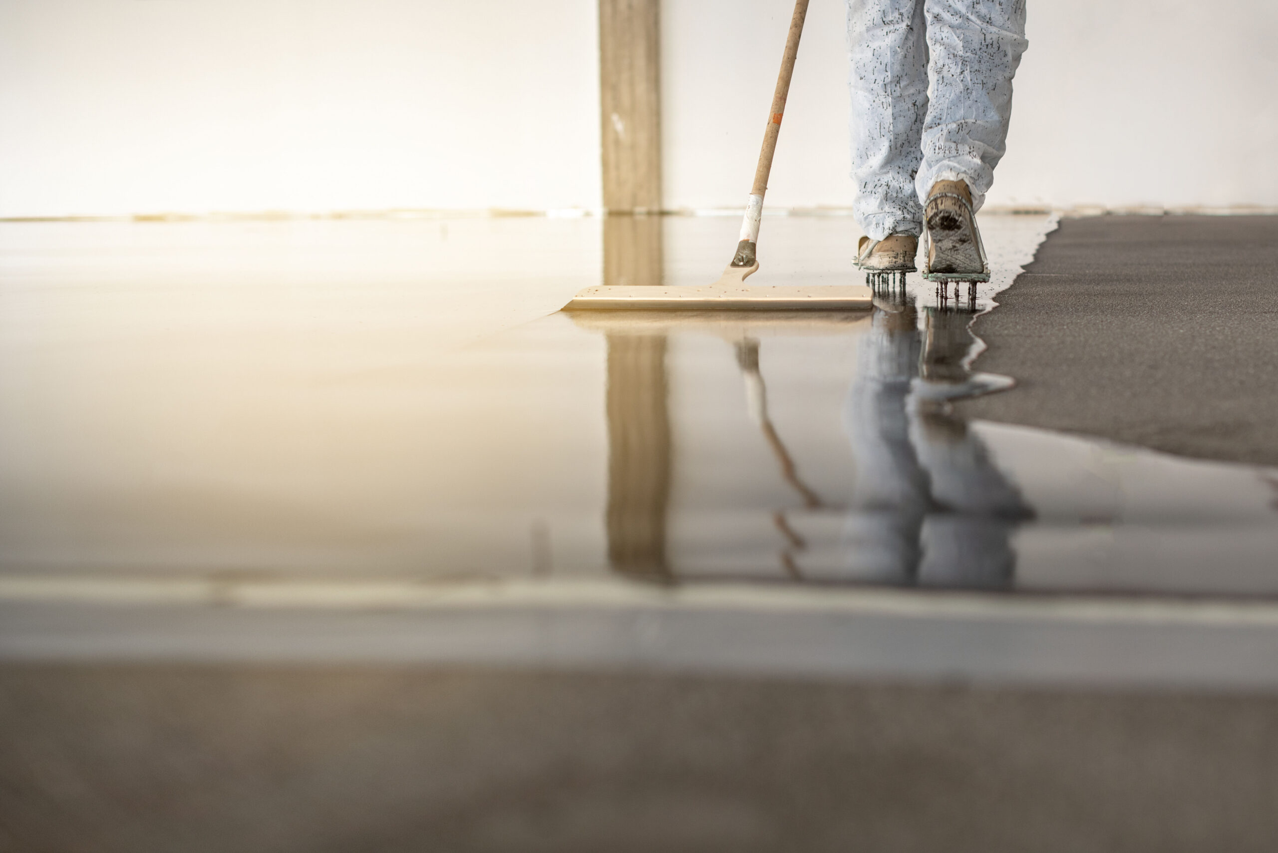 Profissional impermeabilizando piso comercial