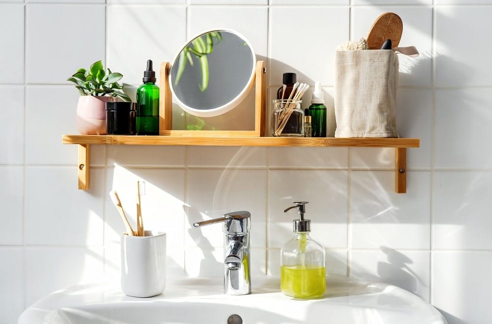 Use plantas na decoração de banheiro sem janela