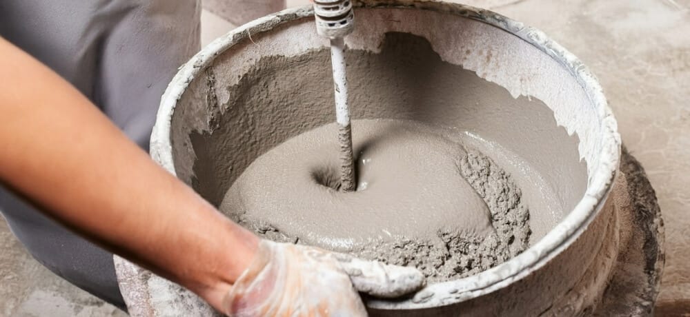 Profissional preparando argamassa AC1