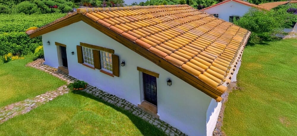 Foto de uma casa com telhado colonial com área extensa